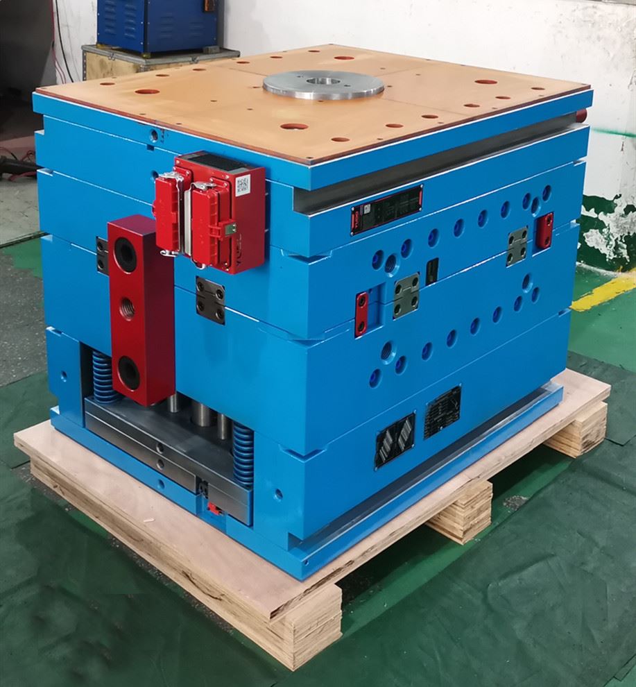 Plastic injection mold tooling